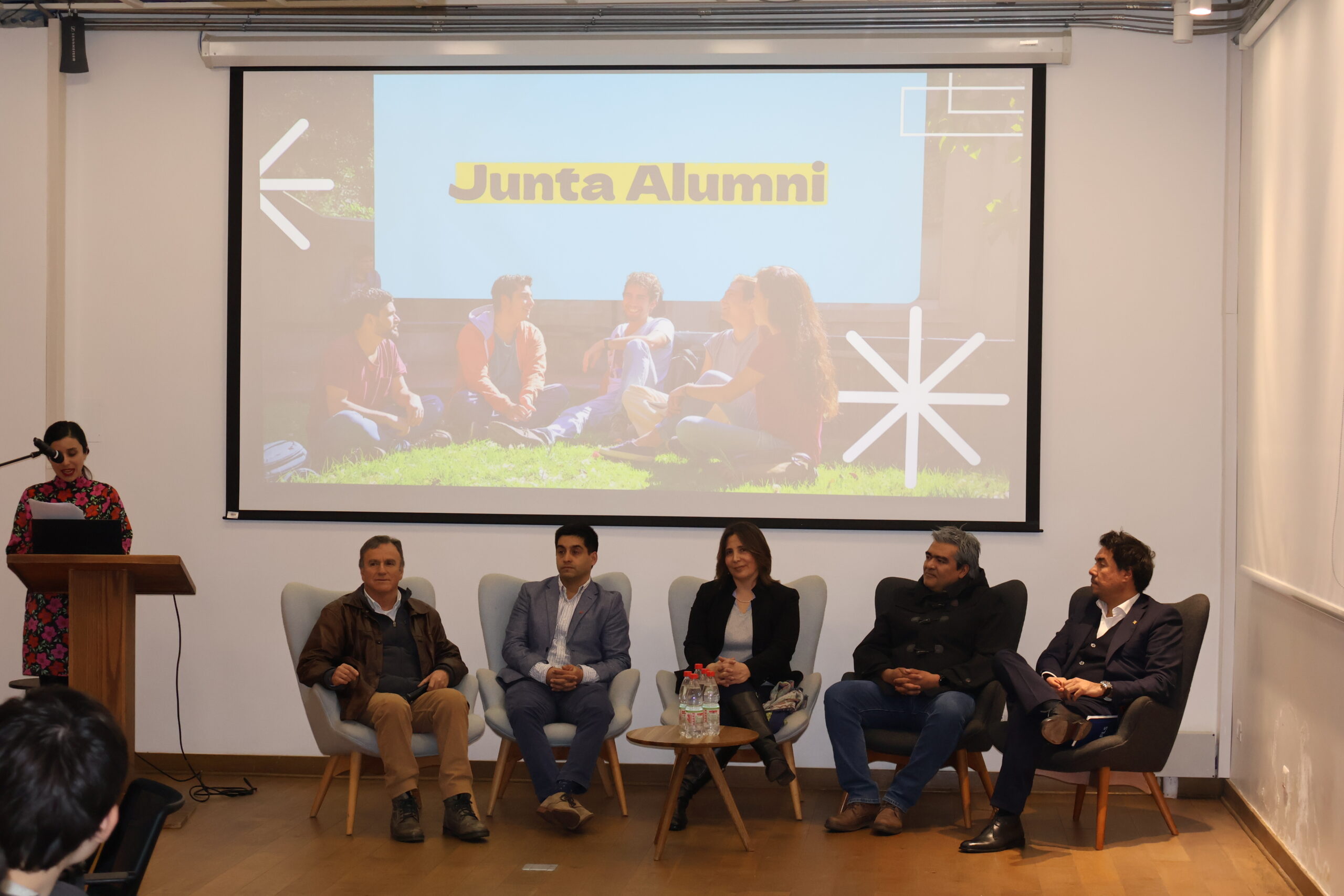 Panel de profesionales Alumni durante el encuentro en Campus Casa Central