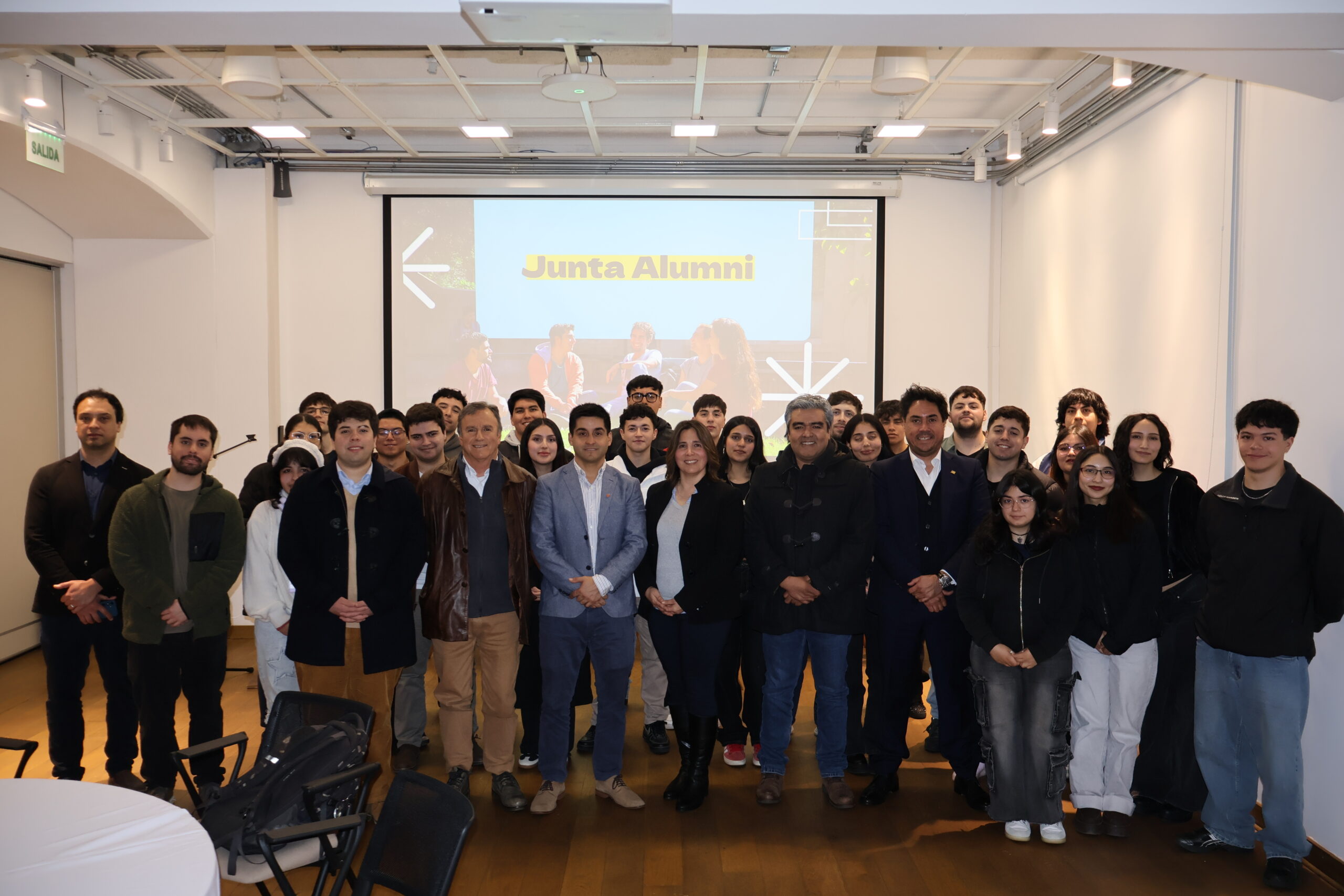 Fotografía grupal de estudiantes y profesionales participantes de la primera Junta Alumni
