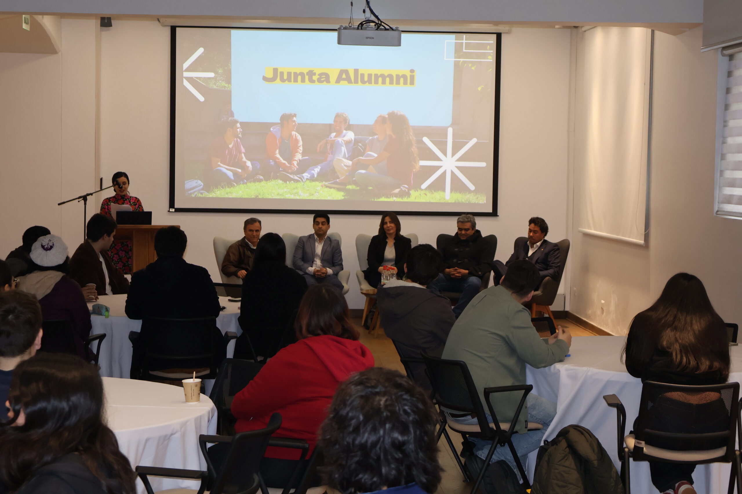 Estudiantes y profesionales durante el conversatorio de la primera Junta Alumni